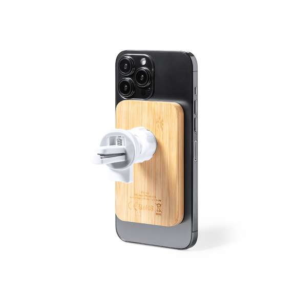 Soporte de rejilla de coche para smartphone de línea nature y fabricado en bambú. Con cargador inalámbrico 15W integrado y fijación magnética para poder usar el dispositivo mientras se está cargando. Incluye anillo adhesivo, siendo válido para todos los dispositivos con tecnología Magsafe y Qi. Presentado en caja individual de diseño eco en cartón kraft.