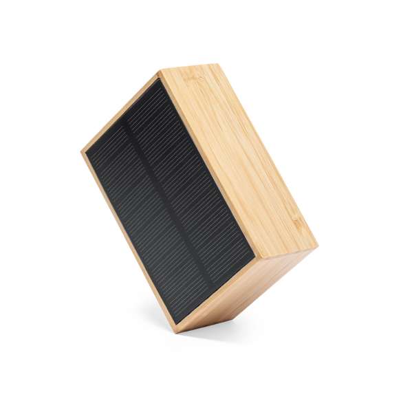  	Altavoz solar de línea nature, fabricado en bambú procedente de bosques sostenibles con certificación FSCTM. Recargable mediante paneles solares integrados o por cable USB. Conexión Bluetooth®, con 3W de potencia. Presentado en caja individual de diseño eco en cartón kraft.