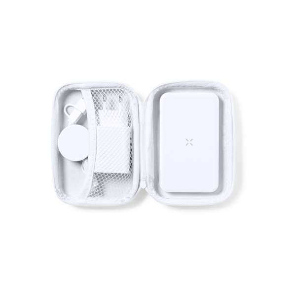 Set de dispositivos de carga, fabricados en resistente ABS de color blanco. Incluye: Batería auxiliar externa de 4.000 mAh con cargador inalámbrico integrado 5W y compatible con dispositivos equipados con tecnología de carga inalámbrica Qi. Con salida USB, entrada/salida USB C e indicador LED de estado de carga.Cable cargador y sincronizador extensible, válido para cargar dispositivos y transferir datos. Incluidas conexiones de entrada USB y Tipo C  salidas Lightning, Micro USB y Tipo C. 9V DC 2.1A. Cargador de pared 220V de doble salida: 1 salida USB QC 3.0 (Quick Charge/ Carga Rápida) 18W .1 salida tipo C 20W, con tecnología de carga rápida PD (Power Delivery), compatible con multitud de dispositivos.Set presentado en estuche de polipiel rígido, con cierre de cremallera y de acabado mate, acolchado interior y compartimentos interiores con bolsillos de redecilla.  Las capacidades mostradas en todas nuestras baterías auxiliares externas son reales, incorporando todas ellas baterías de grado A y no recicladas, con una vida útil de al menos 500 ciclos de carga y según normativa CE. Además, están fabricadas conforme a los estándares RoHS y en cumplimiento con los siguientes requisitos de seguridad:Sistema de protección contra sobrecarga del power bank. Sistema de protección contra descarga completa que proporciona una mayor durabilidad del power bank. Sistema de bloqueo para evitar cortocircuitos. Sistema de transferencia de carga constante, acorde con la capacidad del dispositivo de destino.