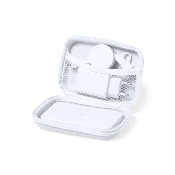 Set de dispositivos de carga, fabricados en resistente ABS de color blanco. Incluye: Batería auxiliar externa de 4.000 mAh con cargador inalámbrico integrado 5W y compatible con dispositivos equipados con tecnología de carga inalámbrica Qi. Con salida USB, entrada/salida USB C e indicador LED de estado de carga.Cable cargador y sincronizador extensible, válido para cargar dispositivos y transferir datos. Incluidas conexiones de entrada USB y Tipo C  salidas Lightning, Micro USB y Tipo C. 9V DC 2.1A. Cargador de pared 220V de doble salida: 1 salida USB QC 3.0 (Quick Charge/ Carga Rápida) 18W .1 salida tipo C 20W, con tecnología de carga rápida PD (Power Delivery), compatible con multitud de dispositivos.Set presentado en estuche de polipiel rígido, con cierre de cremallera y de acabado mate, acolchado interior y compartimentos interiores con bolsillos de redecilla.  Las capacidades mostradas en todas nuestras baterías auxiliares externas son reales, incorporando todas ellas baterías de grado A y no recicladas, con una vida útil de al menos 500 ciclos de carga y según normativa CE. Además, están fabricadas conforme a los estándares RoHS y en cumplimiento con los siguientes requisitos de seguridad:Sistema de protección contra sobrecarga del power bank. Sistema de protección contra descarga completa que proporciona una mayor durabilidad del power bank. Sistema de bloqueo para evitar cortocircuitos. Sistema de transferencia de carga constante, acorde con la capacidad del dispositivo de destino.