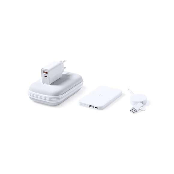 Set de dispositivos de carga, fabricados en resistente ABS de color blanco. Incluye: Batería auxiliar externa de 4.000 mAh con cargador inalámbrico integrado 5W y compatible con dispositivos equipados con tecnología de carga inalámbrica Qi. Con salida USB, entrada/salida USB C e indicador LED de estado de carga.Cable cargador y sincronizador extensible, válido para cargar dispositivos y transferir datos. Incluidas conexiones de entrada USB y Tipo C  salidas Lightning, Micro USB y Tipo C. 9V DC 2.1A. Cargador de pared 220V de doble salida: 1 salida USB QC 3.0 (Quick Charge/ Carga Rápida) 18W .1 salida tipo C 20W, con tecnología de carga rápida PD (Power Delivery), compatible con multitud de dispositivos.Set presentado en estuche de polipiel rígido, con cierre de cremallera y de acabado mate, acolchado interior y compartimentos interiores con bolsillos de redecilla.  Las capacidades mostradas en todas nuestras baterías auxiliares externas son reales, incorporando todas ellas baterías de grado A y no recicladas, con una vida útil de al menos 500 ciclos de carga y según normativa CE. Además, están fabricadas conforme a los estándares RoHS y en cumplimiento con los siguientes requisitos de seguridad:Sistema de protección contra sobrecarga del power bank. Sistema de protección contra descarga completa que proporciona una mayor durabilidad del power bank. Sistema de bloqueo para evitar cortocircuitos. Sistema de transferencia de carga constante, acorde con la capacidad del dispositivo de destino.