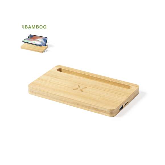 Cargador organizador inalámbrico 15W de línea nature. Con función soporte para smartphone y salida USB de 2.000 mA. Permite cargar de manera simultánea hasta 2 dispositivos (1 mediante carga inalámbrica y 1 mediante cable). Hecho en bambú procedente de cortes naturales y compatible con dispositivos equipados con tecnología de carga inalámbrica. Amplia superficie de marcaje y presentado en caja individual de diseño eco en cartón kraft.