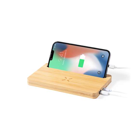 Cargador organizador inalámbrico 15W de línea nature. Con función soporte para smartphone y salida USB de 2.000 mA. Permite cargar de manera simultánea hasta 2 dispositivos (1 mediante carga inalámbrica y 1 mediante cable). Hecho en bambú procedente de cortes naturales y compatible con dispositivos equipados con tecnología de carga inalámbrica. Amplia superficie de marcaje y presentado en caja individual de diseño eco en cartón kraft.