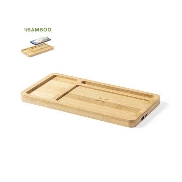 Cargador organizador inalámbrico 15W de línea nature. Con función soporte para smartphone y compartimento extra para objetos. Salida USB de 2.000 mA. Permite cargar de manera simultánea hasta 2 dispositivos (1 mediante carga inalámbrica y 1 mediante cable). Hecho en bambú procedente de cortes naturales y compatible con dispositivos equipados con tecnología de carga inalámbrica. Amplia superficie de marcaje y presentado en caja individual de diseño eco en cartón kraft.