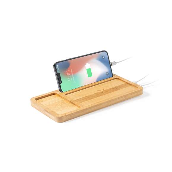 Cargador organizador inalámbrico 15W de línea nature. Con función soporte para smartphone y compartimento extra para objetos. Salida USB de 2.000 mA. Permite cargar de manera simultánea hasta 2 dispositivos (1 mediante carga inalámbrica y 1 mediante cable). Hecho en bambú procedente de cortes naturales y compatible con dispositivos equipados con tecnología de carga inalámbrica. Amplia superficie de marcaje y presentado en caja individual de diseño eco en cartón kraft.