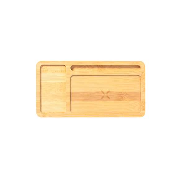 Cargador organizador inalámbrico 15W de línea nature. Con función soporte para smartphone y compartimento extra para objetos. Salida USB de 2.000 mA. Permite cargar de manera simultánea hasta 2 dispositivos (1 mediante carga inalámbrica y 1 mediante cable). Hecho en bambú procedente de cortes naturales y compatible con dispositivos equipados con tecnología de carga inalámbrica. Amplia superficie de marcaje y presentado en caja individual de diseño eco en cartón kraft.