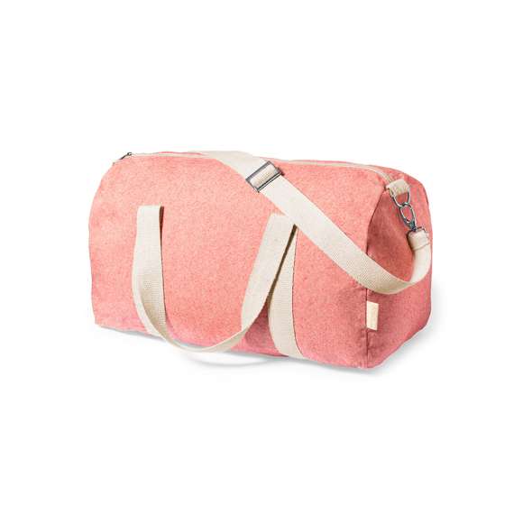Práctico bolso de línea nature fabricado en algodón 100% reciclado GRS de 275g/m2. Con prácticas y resistentes asas en color natural alrededor del bolso. Compartimento principal con cierre de cremallera y cinta para hombro ajustable con cierre de mosquetón. Disponible en variada gama de colores y con distintivo algodón reciclado en etiqueta exterior. Disponible certificación GRS (Global Recycled Standard / Estándar de Reciclaje Global), que garantiza el origen reciclado del material usado para fabricar el producto.