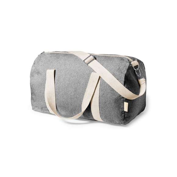 Práctico bolso de línea nature fabricado en algodón 100% reciclado GRS de 275g/m2. Con prácticas y resistentes asas en color natural alrededor del bolso. Compartimento principal con cierre de cremallera y cinta para hombro ajustable con cierre de mosquetón. Disponible en variada gama de colores y con distintivo algodón reciclado en etiqueta exterior. Disponible certificación GRS (Global Recycled Standard / Estándar de Reciclaje Global), que garantiza el origen reciclado del material usado para fabricar el producto.