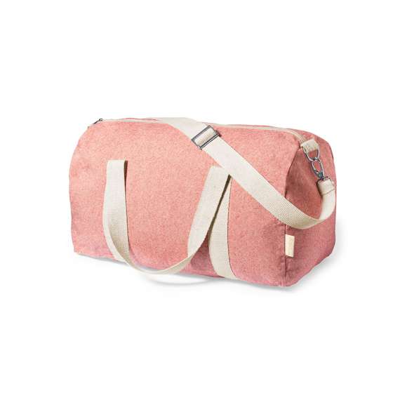 Práctico bolso de línea nature fabricado en algodón 100% reciclado GRS de 275g/m2. Con prácticas y resistentes asas en color natural alrededor del bolso. Compartimento principal con cierre de cremallera y cinta para hombro ajustable con cierre de mosquetón. Disponible en variada gama de colores y con distintivo algodón reciclado en etiqueta exterior. Disponible certificación GRS (Global Recycled Standard / Estándar de Reciclaje Global), que garantiza el origen reciclado del material usado para fabricar el producto.