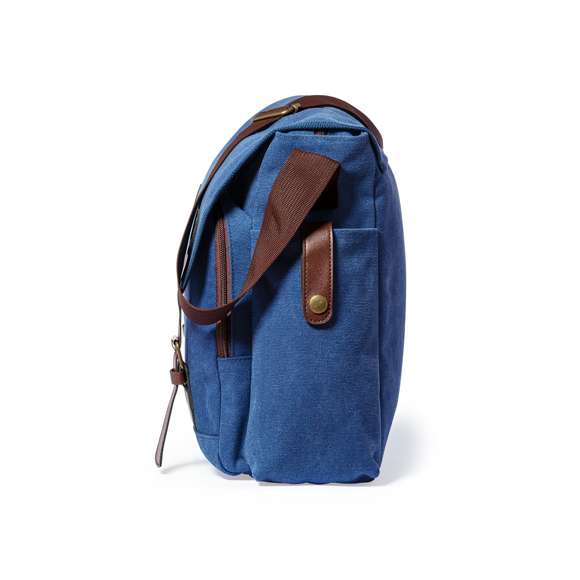 Portadocumentos bandolera de diseño atemporal, fabricado en resistente canvas de 480g/m2, con cintas de cierre en polipiel y práctica cinta para hombro ajustable. Interior acolchado con compartimentos independientes para tablet de hasta 10 pulgadas y ordenador portátil de hasta 15 pulgadas. Incluye prácticos bolsillos laterales en el exterior.