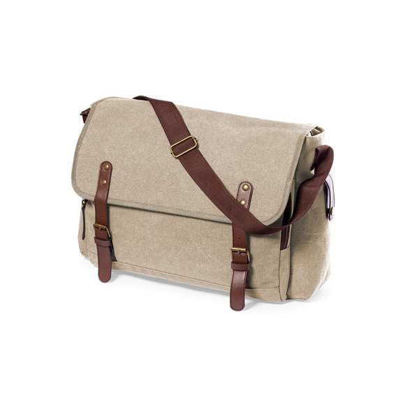 Portadocumentos bandolera de diseño atemporal, fabricado en resistente canvas de 480g/m2, con cintas de cierre en polipiel y práctica cinta para hombro ajustable. Interior acolchado con compartimentos independientes para tablet de hasta 10 pulgadas y ordenador portátil de hasta 15 pulgadas. Incluye prácticos bolsillos laterales en el exterior.
