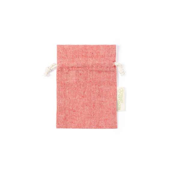  	Bolsita de línea nature y tamaño 10x14 cm. Con cierre de cordón y fabricada en 100% algodón reciclado GRS de 120g/m2. Fácil marcaje y especialmente diseñada para pequeños objetos, con distintivo algodón reciclado en etiqueta exterior. Disponible certificación GRS (Global Recycled Standard / Estándar de Reciclaje Global), que garantiza el origen reciclado del material usado para fabricar el producto. Disponible en variada gama de colores.