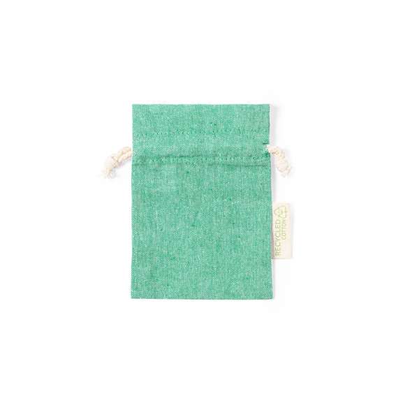  	Bolsita de línea nature y tamaño 10x14 cm. Con cierre de cordón y fabricada en 100% algodón reciclado GRS de 120g/m2. Fácil marcaje y especialmente diseñada para pequeños objetos, con distintivo algodón reciclado en etiqueta exterior. Disponible certificación GRS (Global Recycled Standard / Estándar de Reciclaje Global), que garantiza el origen reciclado del material usado para fabricar el producto. Disponible en variada gama de colores.