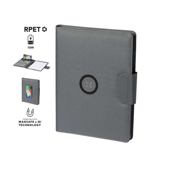 Carpeta/bloc multifunción fabricada en poliéster 300D RPET, elaborado a partir de plástico reciclado, para así fomentar la reutilización de residuos plásticos y ayudar a la sostenibilidad del planeta. Con cierre magnético y etiqueta interior con distintivo RPET. Incluye cargador inalámbrico 10W integrado en portada, con fijación magnética para poder usar el dispositivo mientras se produce la carga del mismo e incluyendo anillo adhesivo, válido para todos los dispositivos con tecnología Magsafe y Qi. Batería integrada de 5.000 mAh de capacidad de carga, con puerto Tipo C de entrada/salida y LEDs indicadores de estado de carga, con cable incluido. Interior con soporte para smartphone y multitud de compartimentos para tarjetas, incluidos soporte para bolígrafo y bloc A4 con 20 hojas de disposición a una raya. Presentada en atractiva caja individual de diseño. Las capacidades mostradas en todas nuestras baterías auxiliares externas son reales, incorporando todas ellas baterías de grado A y no recicladas, con una vida útil de al menos 500 ciclos de carga y según normativa CE. Además, están fabricadas conforme a los estándares RoHS y en cumplimiento con los siguientes requisitos de seguridad: Sistema de protección contra sobrecarga del power bank. Sistema de protección contra descarga completa que proporciona una mayor durabilidad del power bank. Sistema de bloqueo para evitar cortocircuitos. Sistema de transferencia de carga constante, acorde con la capacidad del dispositivo de destino.