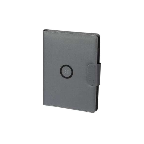 Carpeta/bloc multifunción fabricada en poliéster 300D RPET, elaborado a partir de plástico reciclado, para así fomentar la reutilización de residuos plásticos y ayudar a la sostenibilidad del planeta. Con cierre magnético y etiqueta interior con distintivo RPET. Incluye cargador inalámbrico 10W integrado en portada, con fijación magnética para poder usar el dispositivo mientras se produce la carga del mismo e incluyendo anillo adhesivo, válido para todos los dispositivos con tecnología Magsafe y Qi. Batería integrada de 5.000 mAh de capacidad de carga, con puerto Tipo C de entrada/salida y LEDs indicadores de estado de carga, con cable incluido. Interior con soporte para smartphone y multitud de compartimentos para tarjetas, incluidos soporte para bolígrafo y bloc A4 con 20 hojas de disposición a una raya. Presentada en atractiva caja individual de diseño. Las capacidades mostradas en todas nuestras baterías auxiliares externas son reales, incorporando todas ellas baterías de grado A y no recicladas, con una vida útil de al menos 500 ciclos de carga y según normativa CE. Además, están fabricadas conforme a los estándares RoHS y en cumplimiento con los siguientes requisitos de seguridad: Sistema de protección contra sobrecarga del power bank. Sistema de protección contra descarga completa que proporciona una mayor durabilidad del power bank. Sistema de bloqueo para evitar cortocircuitos. Sistema de transferencia de carga constante, acorde con la capacidad del dispositivo de destino.