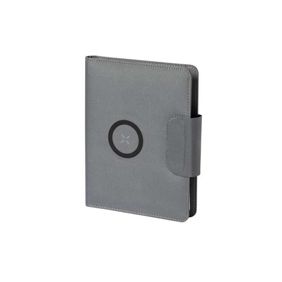 Carpeta/bloc multifunción fabricada en poliéster 300D RPET, elaborado a partir de plástico reciclado, para así fomentar la reutilización de residuos plásticos y ayudar a la sostenibilidad del planeta. Con cierre magnético y etiqueta interior con distintivo RPET.  Incluye cargador inalámbrico 10W integrado en portada, con fijación magnética para poder usar el dispositivo mientras se produce la carga del mismo e incluyendo anillo adhesivo, válido para todos los dispositivos con tecnología Magsafe y Qi.  Batería integrada de 5.000 mAh de capacidad de carga, con puerto Tipo C de entrada/salida y LEDs indicadores de estado de carga, con cable incluido.  Interior con soporte para smartphone y multitud de compartimentos para tarjetas, incluidos soporte para bolígrafo y bloc A5 con 65 hojas de disposición a una raya.  Presentada en atractiva caja individual de diseño.  Las capacidades mostradas en todas nuestras baterías auxiliares externas son reales, incorporando todas ellas baterías de grado A y no recicladas, con una vida útil de al menos 500 ciclos de carga y según normativa CE. Además, están fabricadas conforme a los estándares RoHS y en cumplimiento con los siguientes requisitos de seguridad:  Sistema de protección contra sobrecarga del power bank. Sistema de protección contra descarga completa que proporciona una mayor durabilidad del power bank. Sistema de bloqueo para evitar cortocircuitos. Sistema de transferencia de carga constante, acorde con la capacidad del dispositivo de destino.