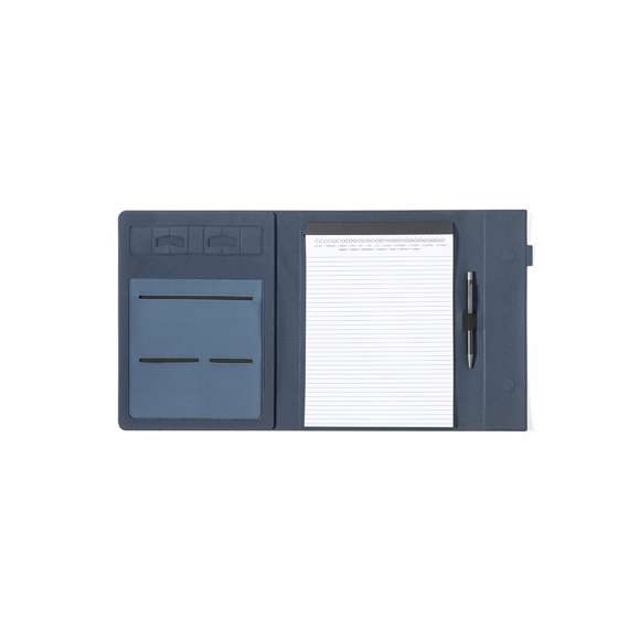  	Carpeta fabricada en poliéster 600D RPET, elaborado a partir de plástico reciclado, para así fomentar la reutilización de residuos plásticos y ayudar a la sostenibilidad del planeta. Con cierre magnético y distintivo RPET. Interior con soporte para smartphone y multitud de compartimentos para tarjetas, incluidos soporte para bolígrafo y bloc con 20 hojas de disposición a una raya. Presentada en atractiva caja individual de diseño y disponible en variada gama de colores.
