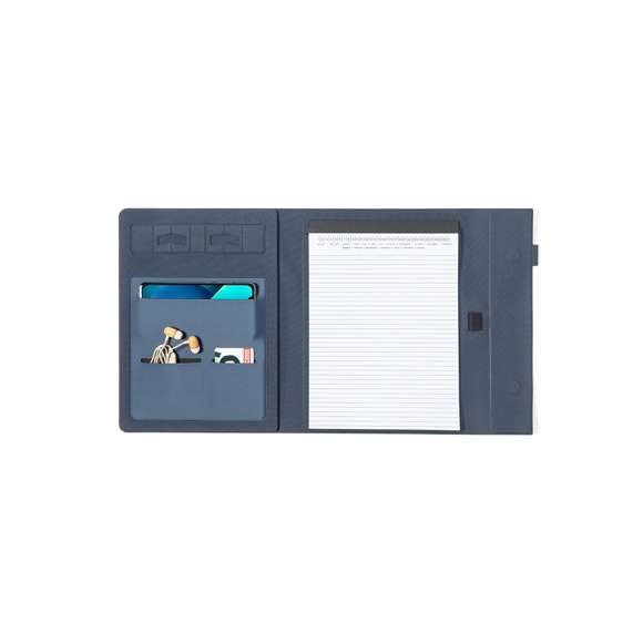  	Carpeta fabricada en poliéster 600D RPET, elaborado a partir de plástico reciclado, para así fomentar la reutilización de residuos plásticos y ayudar a la sostenibilidad del planeta. Con cierre magnético y distintivo RPET. Interior con soporte para smartphone y multitud de compartimentos para tarjetas, incluidos soporte para bolígrafo y bloc con 20 hojas de disposición a una raya. Presentada en atractiva caja individual de diseño y disponible en variada gama de colores.