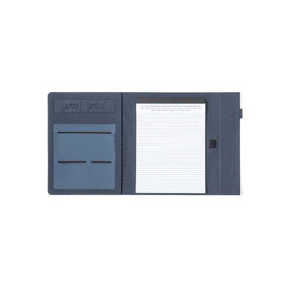  	Carpeta fabricada en poliéster 600D RPET, elaborado a partir de plástico reciclado, para así fomentar la reutilización de residuos plásticos y ayudar a la sostenibilidad del planeta. Con cierre magnético y distintivo RPET. Interior con soporte para smartphone y multitud de compartimentos para tarjetas, incluidos soporte para bolígrafo y bloc con 20 hojas de disposición a una raya. Presentada en atractiva caja individual de diseño y disponible en variada gama de colores.