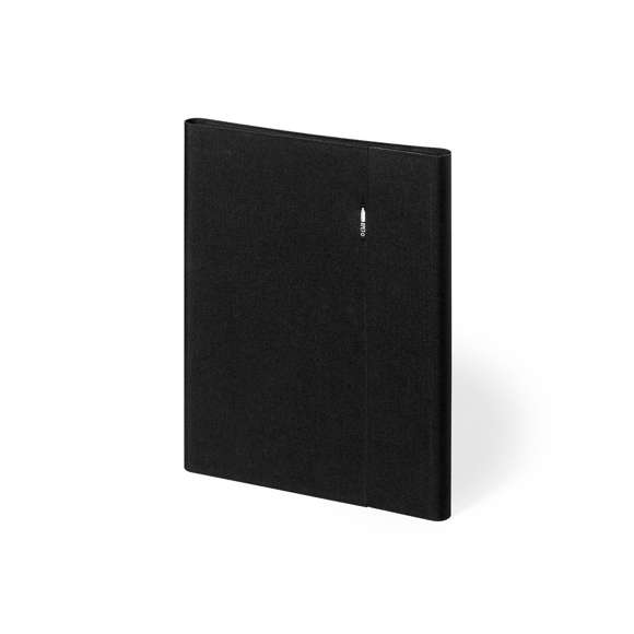  	Carpeta fabricada en poliéster 600D RPET, elaborado a partir de plástico reciclado, para así fomentar la reutilización de residuos plásticos y ayudar a la sostenibilidad del planeta. Con cierre magnético y distintivo RPET. Interior con soporte para smartphone y multitud de compartimentos para tarjetas, incluidos soporte para bolígrafo y bloc con 20 hojas de disposición a una raya. Presentada en atractiva caja individual de diseño y disponible en variada gama de colores.