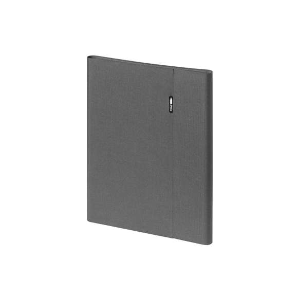  	Carpeta fabricada en poliéster 600D RPET, elaborado a partir de plástico reciclado, para así fomentar la reutilización de residuos plásticos y ayudar a la sostenibilidad del planeta. Con cierre magnético y distintivo RPET. Interior con soporte para smartphone y multitud de compartimentos para tarjetas, incluidos soporte para bolígrafo y bloc con 20 hojas de disposición a una raya. Presentada en atractiva caja individual de diseño y disponible en variada gama de colores.
