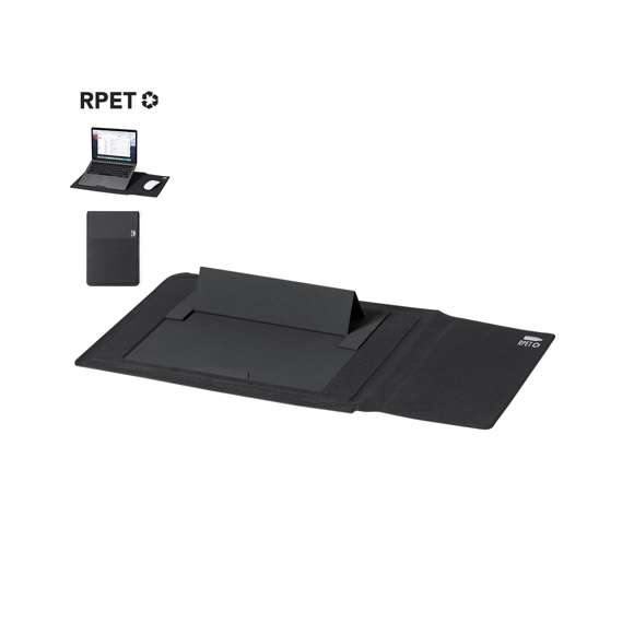 Funda de ordenador fabricada en poliéster 600D RPET, elaborado a partir de plástico reciclado, para así fomentar la reutilización de residuos plásticos y ayudar a la sostenibilidad del planeta. Con cierre magnético y distintivo RPET. Interior desplegable con alfombrilla para ratón y soporte inclinado para ordenador. Presentado en caja individual de diseño.