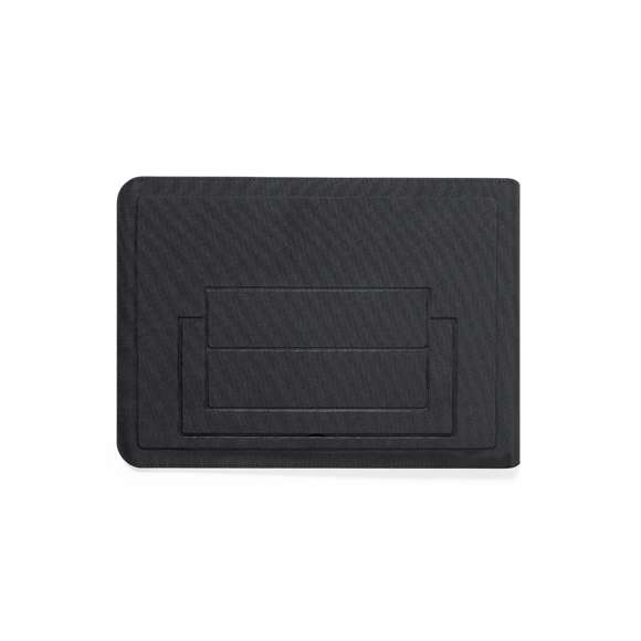 Funda de ordenador fabricada en poliéster 600D RPET, elaborado a partir de plástico reciclado, para así fomentar la reutilización de residuos plásticos y ayudar a la sostenibilidad del planeta. Con cierre magnético y distintivo RPET. Interior desplegable con alfombrilla para ratón y soporte inclinado para ordenador. Presentado en caja individual de diseño.