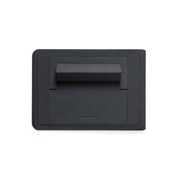 Funda de ordenador fabricada en poliéster 600D RPET, elaborado a partir de plástico reciclado, para así fomentar la reutilización de residuos plásticos y ayudar a la sostenibilidad del planeta. Con cierre magnético y distintivo RPET. Interior desplegable con alfombrilla para ratón y soporte inclinado para ordenador. Presentado en caja individual de diseño.