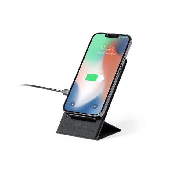 Cargador inalámbrico 15W. Fabricado en resistente poliéster 300D y con fijación magnética para poder usar el dispositivo mientras se produce la carga del mismo e incluyendo anillo adhesivo. Válido para todos los dispositivos con tecnología Magsafe y Qi. Plegado de pequeño tamaño para fácil transporte y presentado en atractiva caja individual de diseño.
