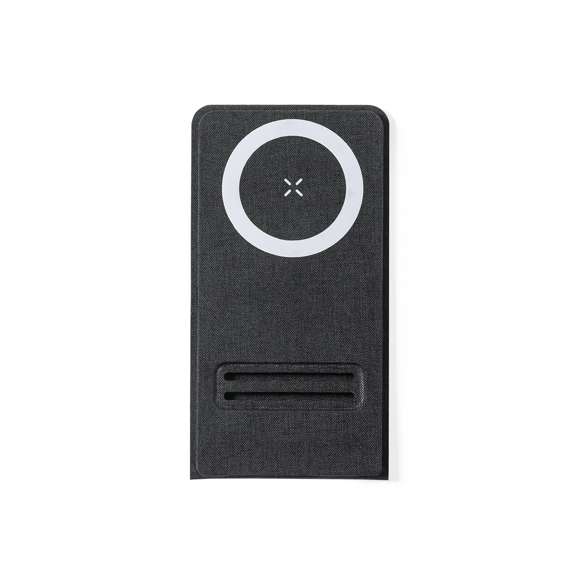 Cargador inalámbrico 15W. Fabricado en resistente poliéster 300D y con fijación magnética para poder usar el dispositivo mientras se produce la carga del mismo e incluyendo anillo adhesivo. Válido para todos los dispositivos con tecnología Magsafe y Qi. Plegado de pequeño tamaño para fácil transporte y presentado en atractiva caja individual de diseño.