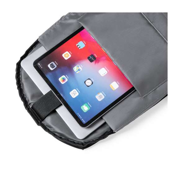 Mochila en resistente poliéster 600D de alta calidad. Con bolsillo antirrobo en la espalda para guardar objetos de valor. Compartimento interior con salida USB para conexión de powerbank -no incluido- y bolsillo exterior con cremallera invisible. Acolchado en asa, parte trasera y cintas para hombros, que además son ajustables. Interior con compartimentos acolchados para ordenador portátil de hasta 15 pulgadas y tablet de hasta 10 pulgadas. Accesorio en espalda para ajuste en trolley.