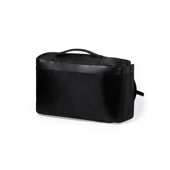  	Elegante mochila fabricada en resistente poliéster con detalles en polipiel. Con gran solapa frontal y compartimento principal con cierre de cremallera de doble tirador. Interior con bolsillos acolchados para tablet de hasta 12 pulgadas y ordenador portátil de hasta 17 pulgadas. Asa de transporte lateral acolchada y accesorio de ajuste en trolley, con bolsillo antirrobo en parte trasera. Espalda y cintas de hombros acolchadas y ajustables.