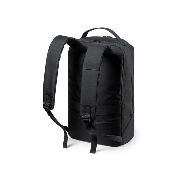 Mochila fabricada en resistente poliéster 600D RPET, elaborado a partir de plástico reciclado, para así fomentar la reutilización de residuos plásticos y ayudar a la sostenibilidad del planeta. Compartimento principal con cierre de cremallera de doble tirador y bolsillo en frontal. Interior con bolsillos acolchados para tablet de hasta 10 pulgadas y ordenador portátil de hasta 15 pulgadas. Accesorio de ajuste en trolley, con bolsillo antirrobo en parte trasera. Espalda y cintas de hombros acolchadas y ajustables, con distintivo RPET en etiqueta.