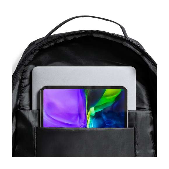 Mochila fabricada en resistente poliéster 600D RPET, elaborado a partir de plástico reciclado, para así fomentar la reutilización de residuos plásticos y ayudar a la sostenibilidad del planeta. Compartimento principal con cierre de cremallera de doble tirador y bolsillo en frontal. Interior con bolsillos acolchados para tablet de hasta 10 pulgadas y ordenador portátil de hasta 15 pulgadas. Accesorio de ajuste en trolley, con bolsillo antirrobo en parte trasera. Espalda y cintas de hombros acolchadas y ajustables, con distintivo RPET en etiqueta.