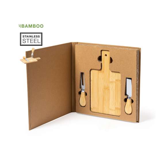 Completo set de quesos de línea nature, fabricado en bambú y acero inoxidable. Incluye tabla de corte y presentación con mango y agujero para colgar, trinchador y cuchillo. Presentado en estuche individual troquelado de cartón reciclado acabado kraft.