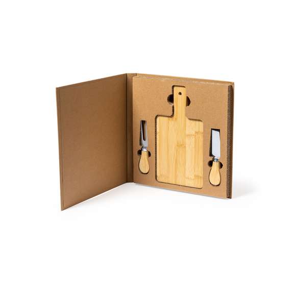 Completo set de quesos de línea nature, fabricado en bambú y acero inoxidable. Incluye tabla de corte y presentación con mango y agujero para colgar, trinchador y cuchillo. Presentado en estuche individual troquelado de cartón reciclado acabado kraft.