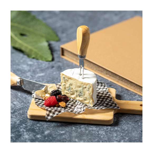 Completo set de quesos de línea nature, fabricado en bambú y acero inoxidable. Incluye tabla de corte y presentación con mango y agujero para colgar, trinchador y cuchillo. Presentado en estuche individual troquelado de cartón reciclado acabado kraft.