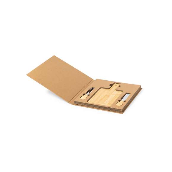 Completo set de quesos de línea nature, fabricado en bambú y acero inoxidable. Incluye tabla de corte y presentación con mango y agujero para colgar, trinchador y cuchillo. Presentado en estuche individual troquelado de cartón reciclado acabado kraft.