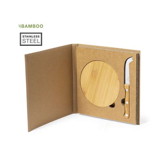 Set de quesos de línea nature, fabricado en bambú y acero inoxidable. Incluye tabla de corte y presentación redonda y cuchillo especial para queso. Presentado en estuche individual troquelado de cartón reciclado acabado kraft.
