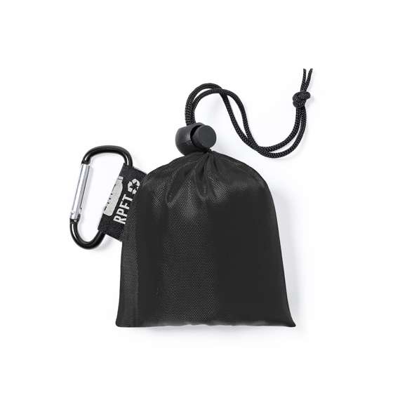 Poncho para adulto en material LDPE. En medidas 102x127cm y presentado en funda de poliéster RPET, elaborado a partir de plástico reciclado, para así fomentar la reutilización de residuos plásticos y ayudar a la sostenibilidad del planeta. Bolsa con mosquetón a juego para fácil transporte y cierre ajustable, disponible en variada gama de colores. Con distintivo RPET en etiqueta exterior.