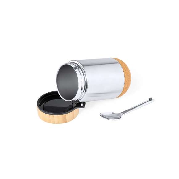 Fiambrera de línea nature y 450 ml de capacidad. Cuerpo en acero inox, con base de corcho para mantener la temperatura y tapón de seguridad en bambú, con accesorio de fijación para la cuchara de acero inox (incluida). Presentada en caja individual de diseño eco en cartón kraft.