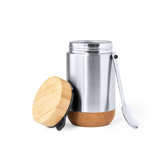 Fiambrera de línea nature y 450 ml de capacidad. Cuerpo en acero inox, con base de corcho para mantener la temperatura y tapón de seguridad en bambú, con accesorio de fijación para la cuchara de acero inox (incluida). Presentada en caja individual de diseño eco en cartón kraft.
