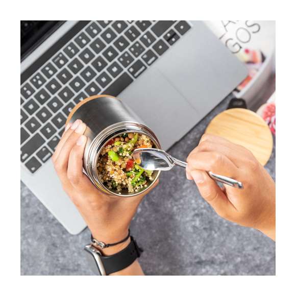 Fiambrera de línea nature y 450 ml de capacidad. Cuerpo en acero inox, con base de corcho para mantener la temperatura y tapón de seguridad en bambú, con accesorio de fijación para la cuchara de acero inox (incluida). Presentada en caja individual de diseño eco en cartón kraft.