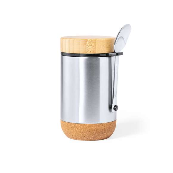 Fiambrera de línea nature y 450 ml de capacidad. Cuerpo en acero inox, con base de corcho para mantener la temperatura y tapón de seguridad en bambú, con accesorio de fijación para la cuchara de acero inox (incluida). Presentada en caja individual de diseño eco en cartón kraft.