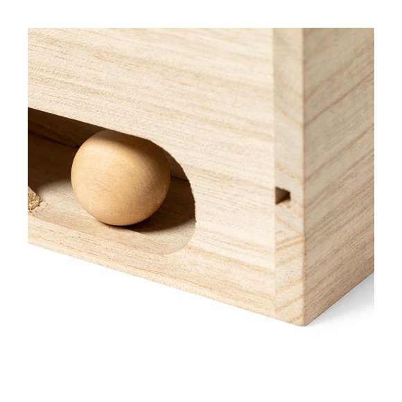 Minifutbolín fabricado en resistente madera. Incluye 2 bolas y marcadores en cana de trigo, para así fomentar la utilización de materias primas naturales y reducir las emisiones contaminantes. Pon a prueba tu habilidad con este divertido y adictivo juego. Presentado en atractiva caja individual de diseño y con acabado kraft.