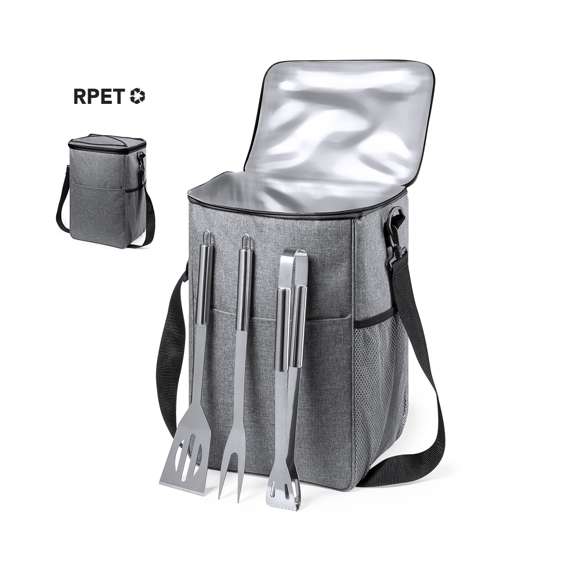 Set de barbacoa con 3 accesorios. Incluye:  Bolsa de transporte/nevera fabricada en resistente poliéster RPET 300D, elaborado a partir de plástico reciclado, para así fomentar la reutilización de residuos plásticos y ayudar a la sostenibilidad del planeta. Con cinta para hombro ajustable de cierre de mosquetón e interior isotermo en PEVA, para conservar la temperatura de los alimentos. Distintivo RPET en etiqueta etiqueta exterior.  Paleta, pinzas y trinchador metálicos, con mangos en color negro.