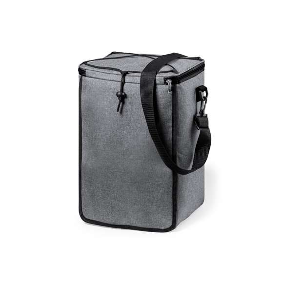 Set de barbacoa con 3 accesorios. Incluye:  Bolsa de transporte/nevera fabricada en resistente poliéster RPET 300D, elaborado a partir de plástico reciclado, para así fomentar la reutilización de residuos plásticos y ayudar a la sostenibilidad del planeta. Con cinta para hombro ajustable de cierre de mosquetón e interior isotermo en PEVA, para conservar la temperatura de los alimentos. Distintivo RPET en etiqueta etiqueta exterior.  Paleta, pinzas y trinchador metálicos, con mangos en color negro.