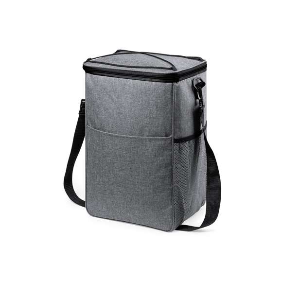 Set de barbacoa con 3 accesorios. Incluye:  Bolsa de transporte/nevera fabricada en resistente poliéster RPET 300D, elaborado a partir de plástico reciclado, para así fomentar la reutilización de residuos plásticos y ayudar a la sostenibilidad del planeta. Con cinta para hombro ajustable de cierre de mosquetón e interior isotermo en PEVA, para conservar la temperatura de los alimentos. Distintivo RPET en etiqueta etiqueta exterior.  Paleta, pinzas y trinchador metálicos, con mangos en color negro.