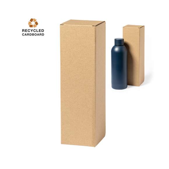  	Caja de presentación especialmente diseñada para bidones. Tamaño 8x26,7x8 cm y fabricada en cartón reciclado corrugado de acabado kraft. En línea con la tendencia del mercado hacia la sostenibilidad integral del regalo, ofreciendo soluciones de origen reciclado con el fin de ayudar a la mejora y conservación de nuestro planeta.