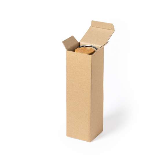  	Caja de presentación especialmente diseñada para bidones. Tamaño 8x26,7x8 cm y fabricada en cartón reciclado corrugado de acabado kraft. En línea con la tendencia del mercado hacia la sostenibilidad integral del regalo, ofreciendo soluciones de origen reciclado con el fin de ayudar a la mejora y conservación de nuestro planeta.